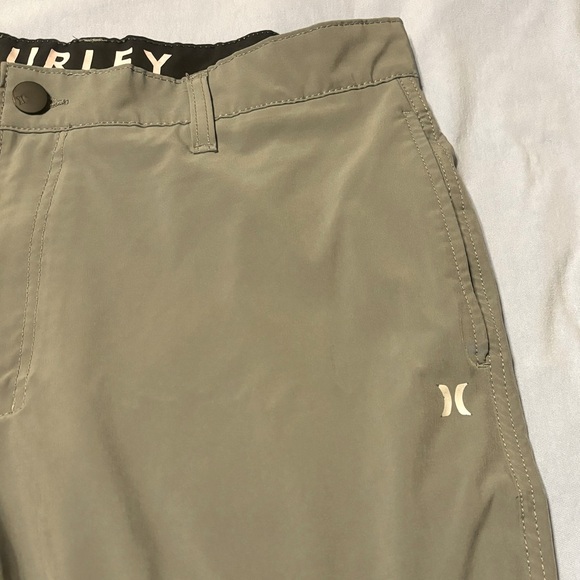 Two Pair of Men’s Hurley Golf Shorts Size 36 Waist in Green and Gray - Picture 9 of 10